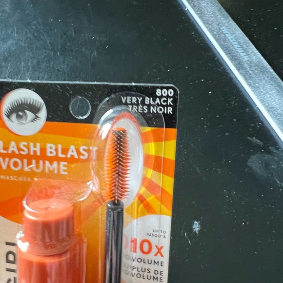 NWT Covergirl Lash Blast Mascara - Picture 2 of 3